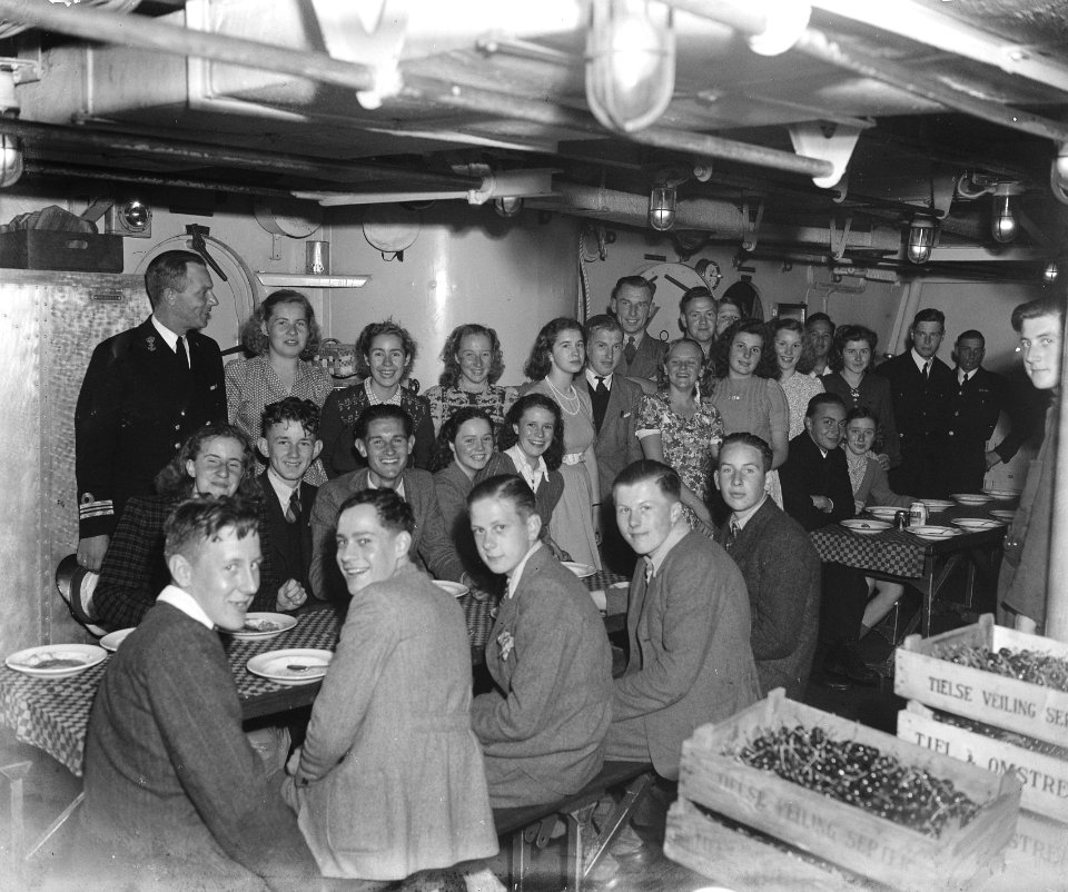 Kinderen bezoeken H. Ms. Van Kinsbergen te Rotterdam, Bestanddeelnr 902-8345