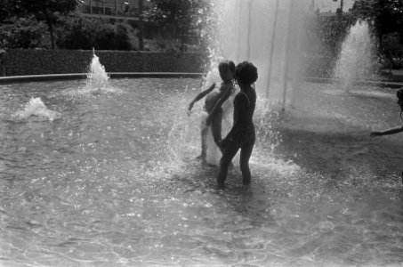 Kinderen in fontein op Frederiksplein in Amsterdam, Bestanddeelnr 926-4892