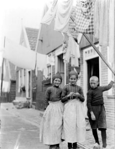 Kinderen in een straatje in Volendam, Bestanddeelnr 252-0678