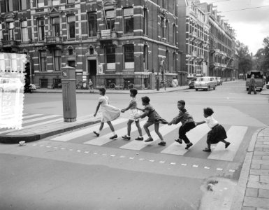 Kinderen in het verkeer te Amsterdam. De oversteek, Bestanddeelnr 907-9557