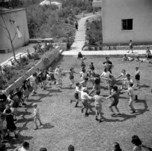 Kinderen van het kinderdorp Oniem dansen (vermoedelijk) de hora, Bestanddeelnr 255-0547