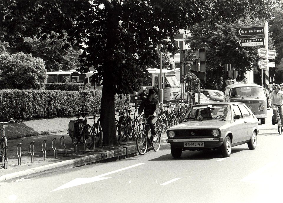 Kennemerplein z.n.h. oosten, noordzijde. Aangekocht in 1979 van United Photos de Boer bv.- Negatiefnummer 18201 k 18. - Gepubliceerd in Haarlems Dagblad van 10.09.1984, NL-HlmNHA 54010752