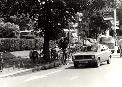 Kennemerplein z.n.h. oosten, noordzijde. Aangekocht in 1979 van United Photos de Boer bv.- Negatiefnummer 18201 k 18. - Gepubliceerd in Haarlems Dagblad van 10.09.1984, NL-HlmNHA 54010752