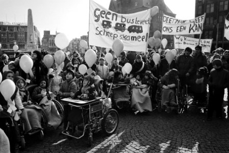 Kinderen in rolstoel op de Dam met ballonnen en spandoeken, Bestanddeelnr 932-5107
