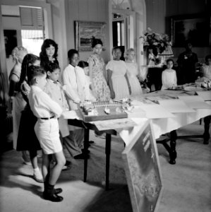 Kinderen die geschenken voor de koningin hebben gemaakt, Bestanddeelnr 252-3791
