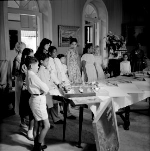 Kinderen die geschenken voor de koningin hebben gemaakt, Bestanddeelnr 252-3792