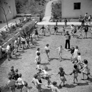 Kinderen van het kinderdorp Oniem dansen (vermoedelijk) de hora, Bestanddeelnr 255-0546