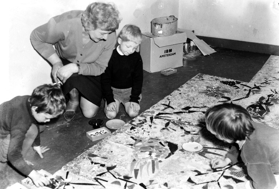 Kinderen van kleuterschool in Meppel maken hun eigen mozaiek kinderen bezig met , Bestanddeelnr 912-3576