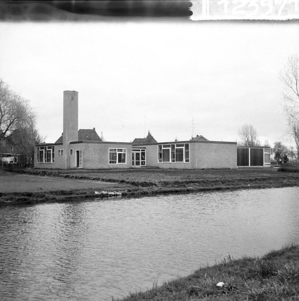 Kinderen van kleuterschool in Meppel maken hun eigen mozaiek exterieur van de kl, Bestanddeelnr 912-3571