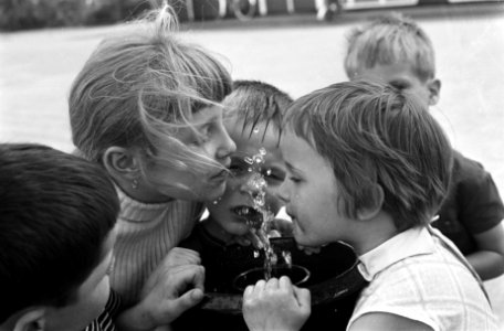 Kinderen drinken aan een fonteintje, Bestanddeelnr 922-5876 photo