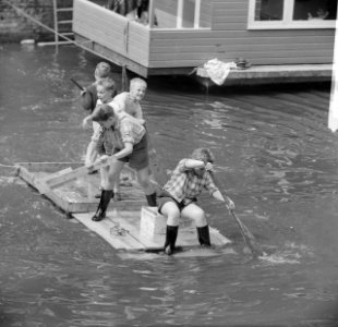 Kinderen brengen vakantie door in stad. Varen met vlotten, Bestanddeelnr 912-7944