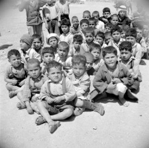 Kinderen buiten voor hun school in het vluchtelingen kamp Hussein nabij Amman, Bestanddeelnr 255-5764