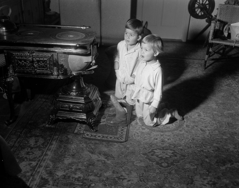 Kinderen zetten schoentjes bij de kachel voor St Nicolaas, Bestanddeelnr 908-1578