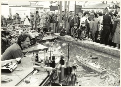 Kennemer Sporthal met een demonstratievijver voor modelboten. NL-HlmNHA 54013221 2