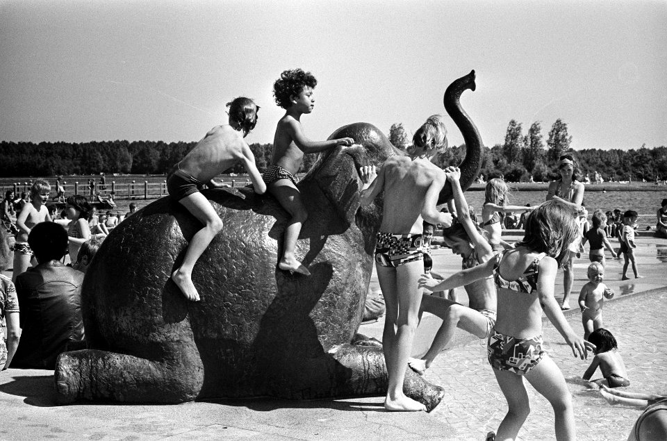 Kinderen spelend op het beeld van een olifant in het Sloterparkbad, Bestanddeelnr 927-9824