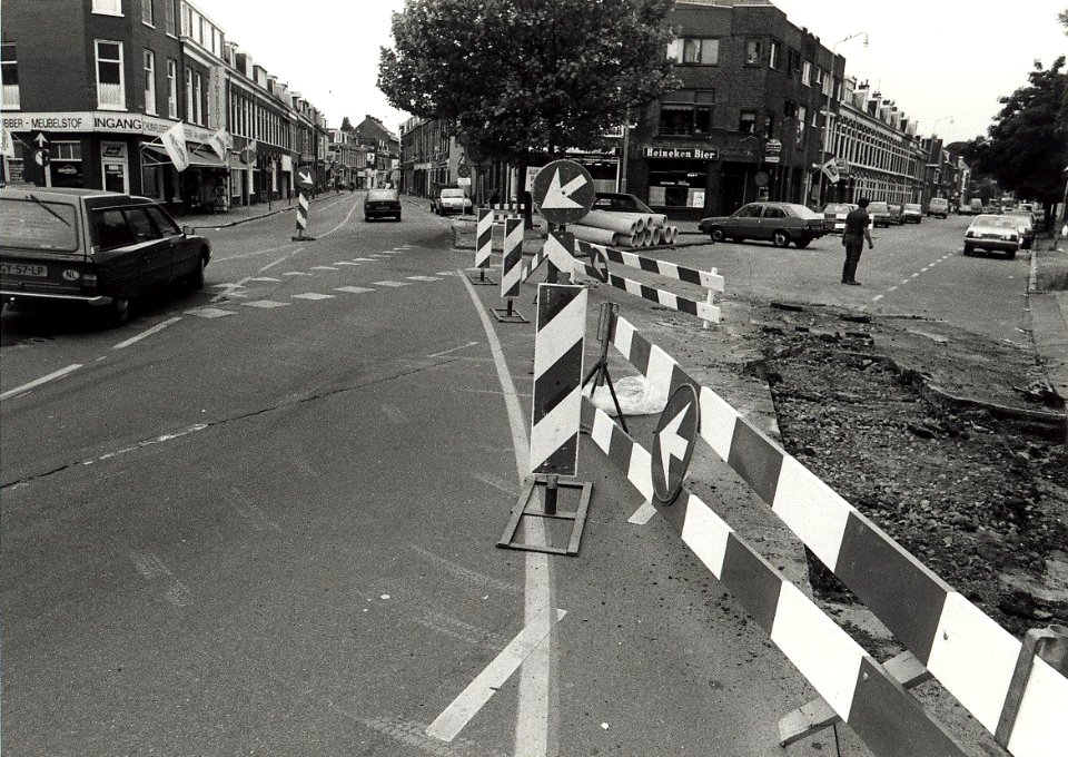 Kennemerstraat afgesloten. Aangekocht in 1989 van United Photos de Boer bv. - Negatiefnummer 29235 k 8 A. - Gepubliceerd in Haarlems Dagblad van 16.06.1988