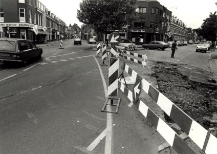 Kennemerstraat afgesloten. Aangekocht in 1989 van United Photos de Boer bv. - Negatiefnummer 29235 k 8 A. - Gepubliceerd in Haarlems Dagblad van 16.06.1988