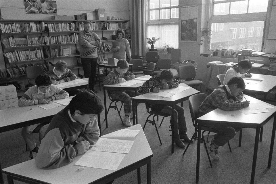 Kinderen van Berlageschool bezig met Citotoets, Bestanddeelnr 933-8933