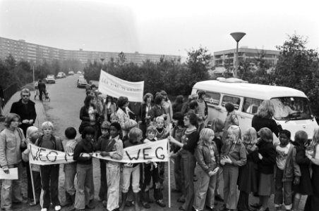 Kinderen demonstreren tegen gevaarlijke afrit bij school in Bijlmermeer, Bestanddeelnr 928-8056