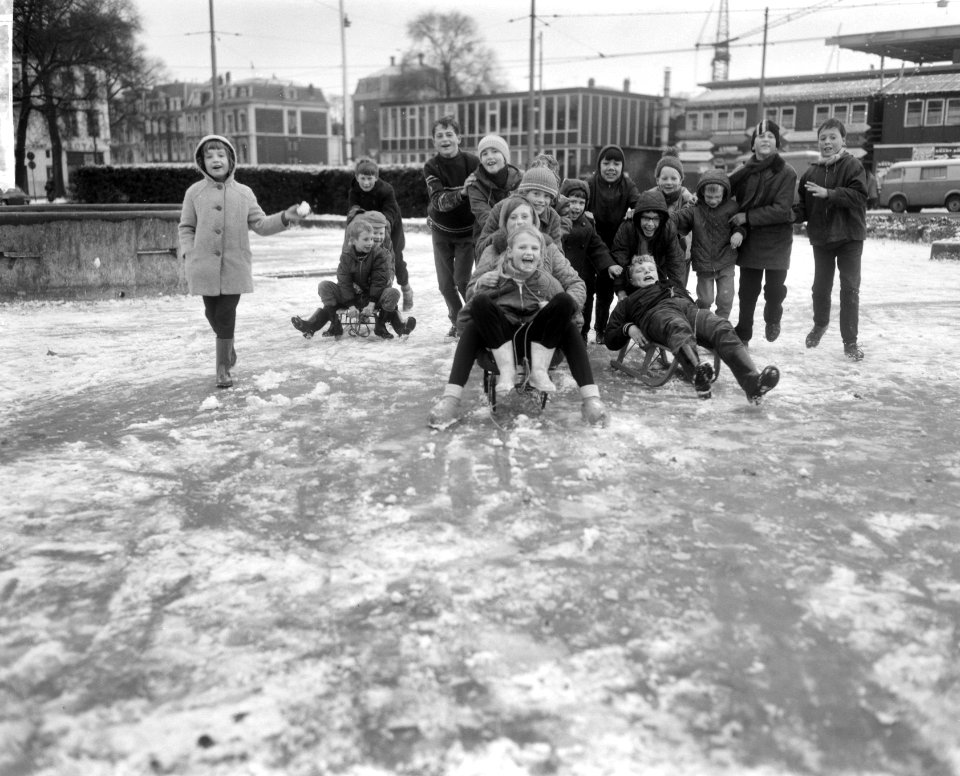Kinderen tijdens het schaatsen en sleeën in de bevroren fontein op het Frederiks, Bestanddeelnr 918-4704