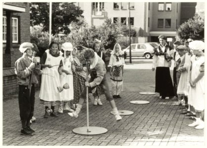 Kinderen van de Franciscusschool in Bennebroek in kleding stijl 1929 t.g.v. het 60-jarig bestaan van de school. NL-HlmNHA 54031678