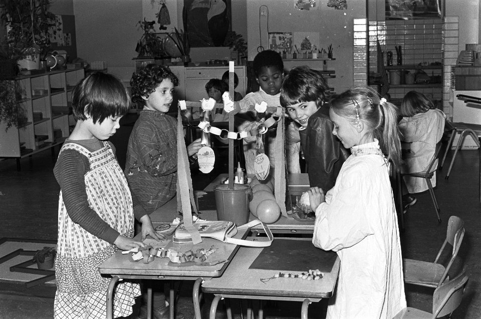 Kinderen van Montessori-kleuterschool De Blauwe Distel Amsterdam bezig met versi, Bestanddeelnr 932-0769