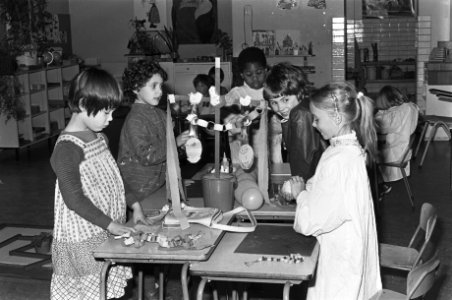 Kinderen van Montessori-kleuterschool De Blauwe Distel Amsterdam bezig met versi, Bestanddeelnr 932-0769