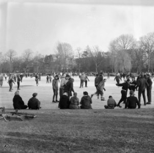 Kinderen vermaken zich op het ijs in het Vondelpark, Bestanddeelnr 912-0243 photo