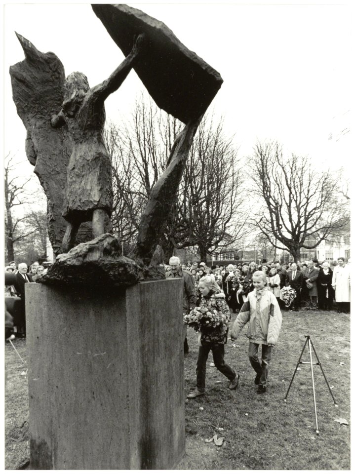 Kenaupark. Schoolkinderen leggen bloemen bij het beeld van verzetsheldin Hannie Schaft. Het beeld is vervaardigd door beeldend kunstenares Truus Menger. NL-HlmNHA 54035051