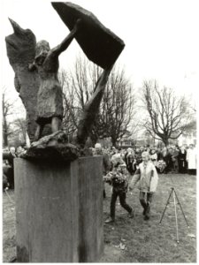 Kenaupark. Schoolkinderen leggen bloemen bij het beeld van verzetsheldin Hannie Schaft. Het beeld is vervaardigd door beeldend kunstenares Truus Menger. NL-HlmNHA 54035051
