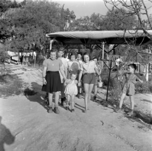 Kinderen wandelen met een peuter in hun midden bij de kinderopvang van kibboets , Bestanddeelnr 255-0576 photo