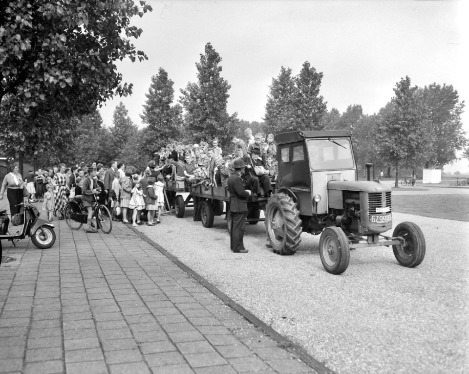 Kinderfeesten in Amsterdamse bos Op boerenwagens, Bestanddeelnr 907-9002