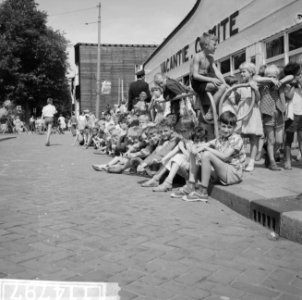 Kinderen wachten voor de RAI om binnengelaten te worden, Bestanddeelnr 911-4797