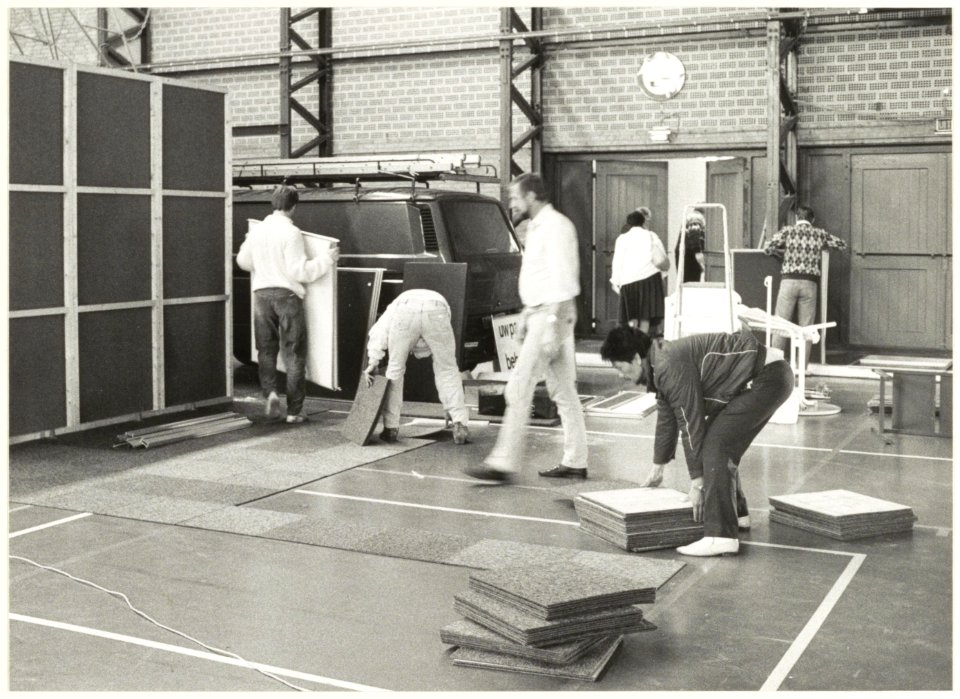 Kennermer sporthal. Er wordt een vloertje gelegd. NL-HlmNHA 54023356
