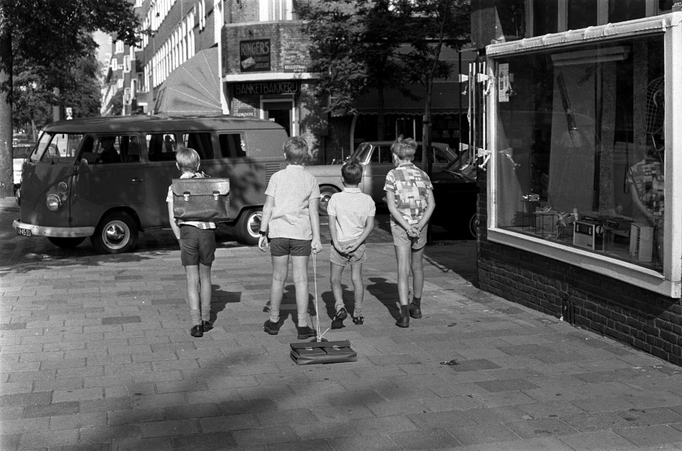 Kinderen wandelend naar school, Bestanddeelnr 921-5900