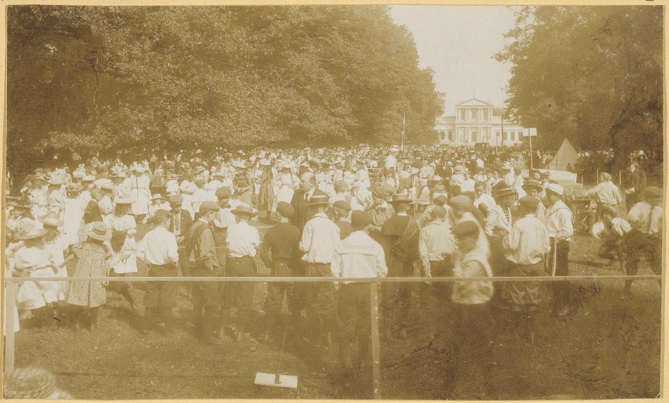 Kinderfeest in de Haarlemmerhout voor het paviljoen Welgelegen op Koninginnedag in 1900, Inventarisnummer NL-HlmNHA 26671