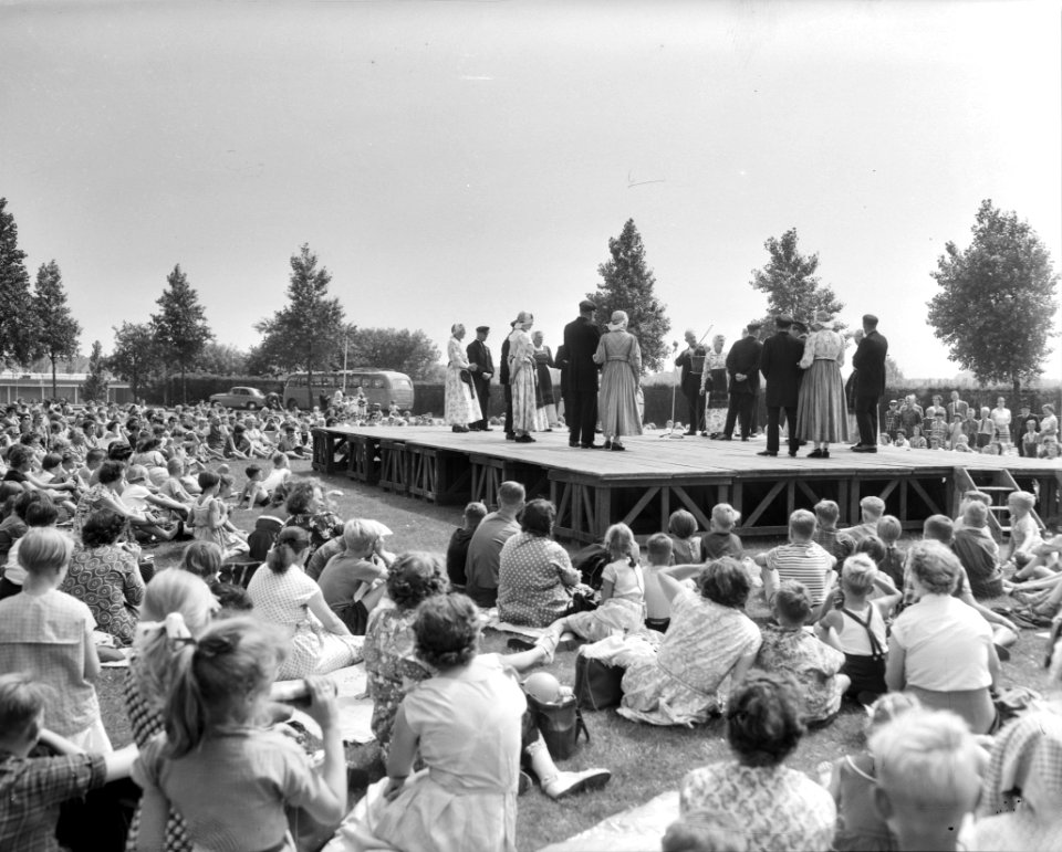 Kinderfeesten in Amsterdamse bos. Volksdansen, Bestanddeelnr 907-9004