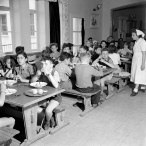 Kinderen van het kinderdorp Oniem bij de maaltijd in de eetzaal, Bestanddeelnr 255-0536