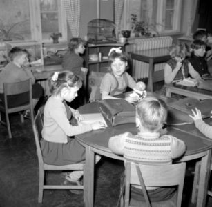 Kinderen aan tafel in een schoolkas, Bestanddeelnr 252-8961 photo