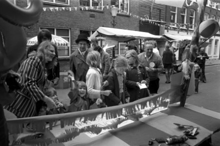 Kinderen aan het tekenen op straat tijdens de zomermarkt, Bestanddeelnr 925-6728