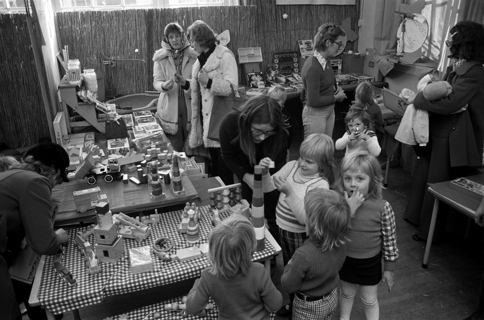 Kinderen en bezoekers lopen langs uitgestald speelgoed, Bestanddeelnr 926-8378