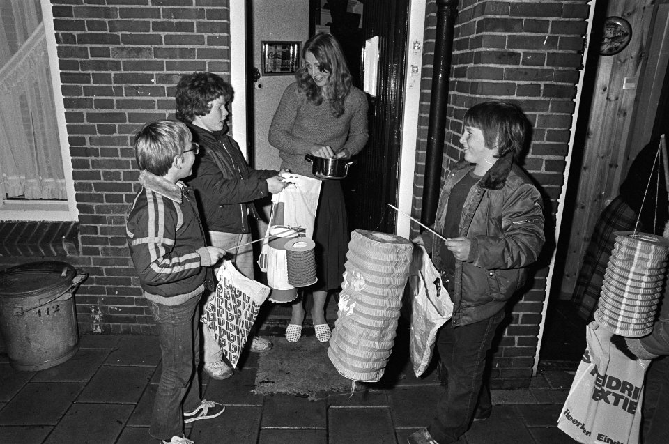 Kinderen in Amsterdam-Noord vieren Sint Maarten , kinderen met lampionnen voor e, Bestanddeelnr 931-1417