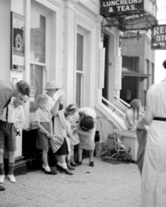 Kinderen bij een pub zij mogen volgens de wet niet binnen en moeten buiten blij, Bestanddeelnr 191-0627