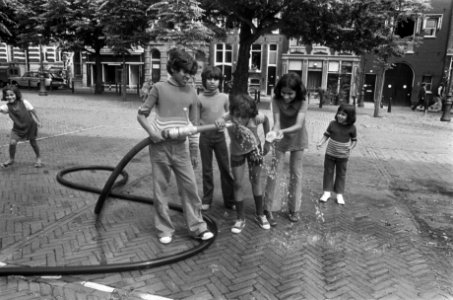 Kinderen, spelen, zomer, pleinen, Bestanddeelnr 928-0364