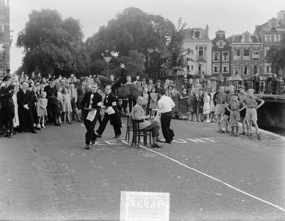 Kelners en diensters race op Thorbeckeplein te Amsterdam, Bestanddeelnr 904-6676