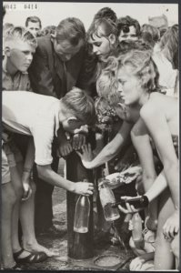 Kinderen, stranden, waterdistributie, Bestanddeelnr 043-0414