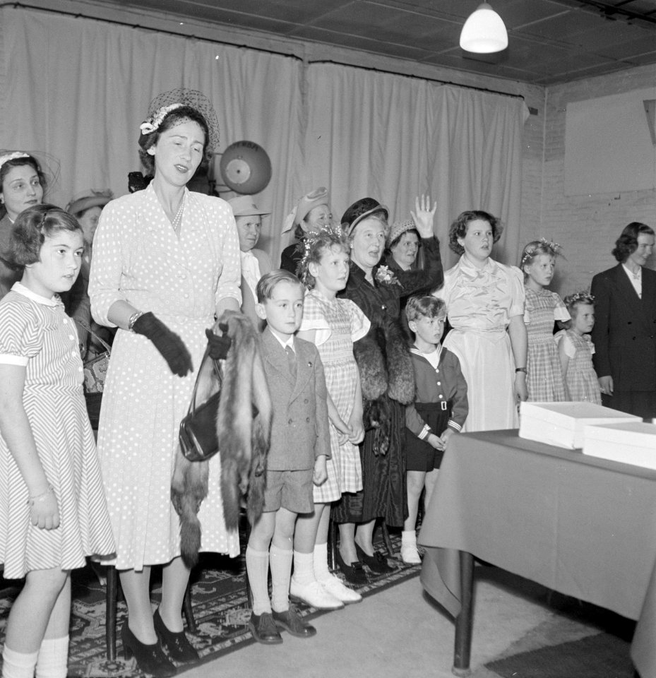 Kinderen en vrouwen met bont staand bij een tafel, Bestanddeelnr 255-8511