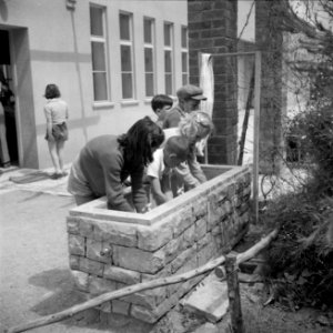 Kinderen van het kinderdorp Oniem wassen hun handen voor de maaltijd, Bestanddeelnr 255-0534