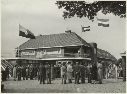 Kennemer Lyceum aan het Adriaan Stoopplein tijdens feestelijkheden. NL-HlmNHA 54010280