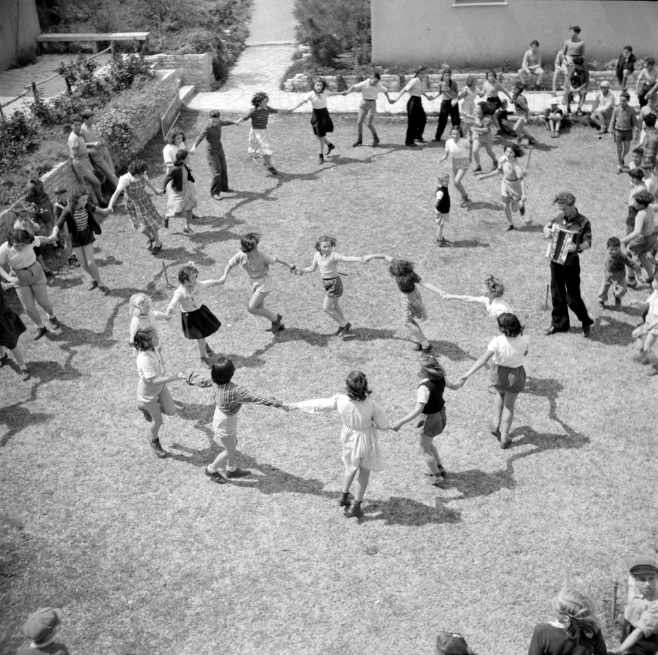 Kinderen van het kinderdorp Oniem dansen (vermoedelijk) de hora, Bestanddeelnr 255-0545